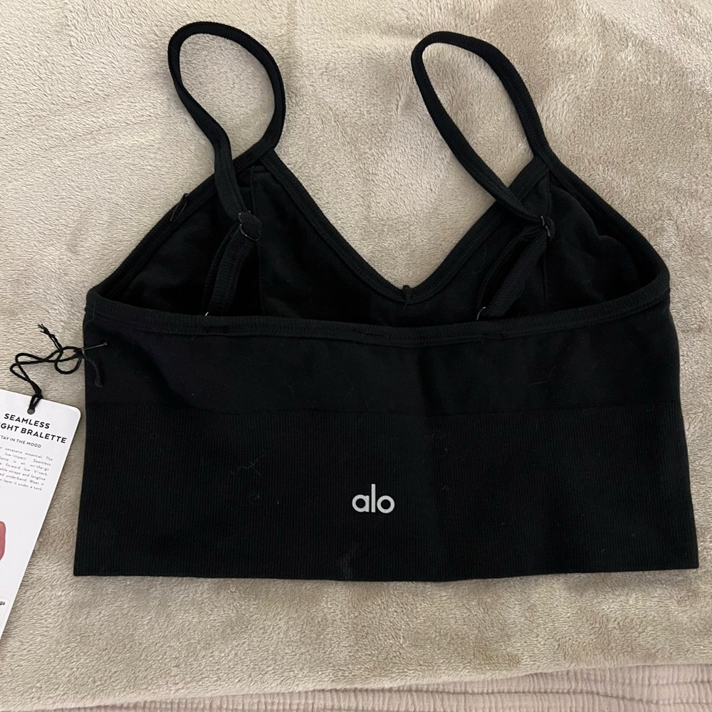 SEAMLESS
DELIGHT BRALETTE / ALO YOGA